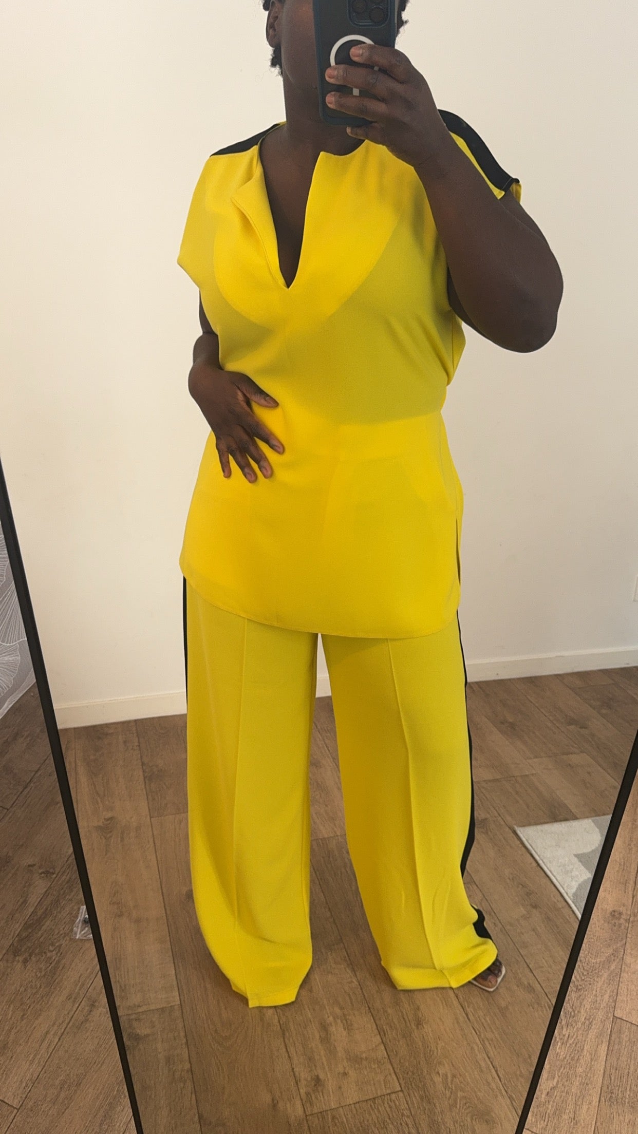 Ensemble Lucia jaune grande taille, élégant et lumineux pour un look moderne.